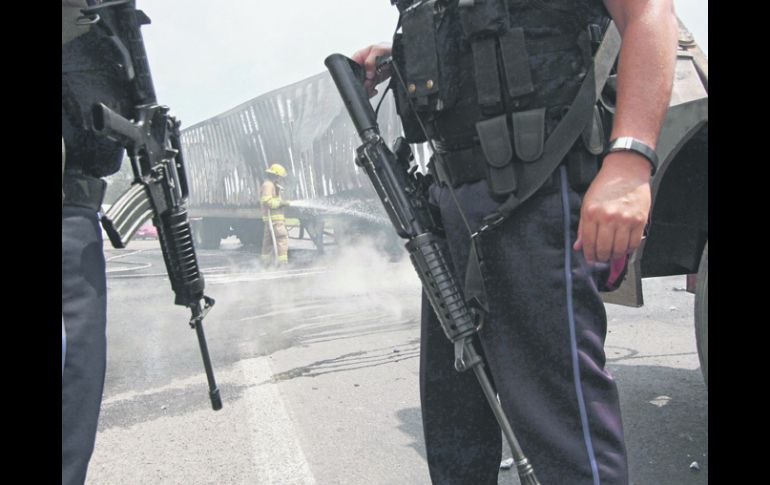 Patrullaje. Elementos de la Policía Federal custodian la Carretera a Chapala. AFP  /