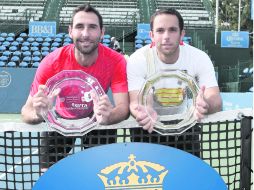 Santiago González y Scott Lipsky sostienen el título del Torneo de Wiston-Salem. AFP  /