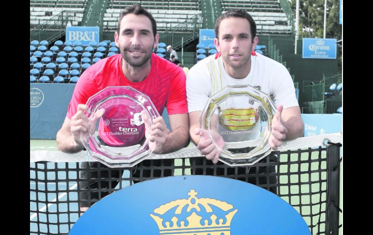 Santiago González y Scott Lipsky sostienen el título del Torneo de Wiston-Salem. AFP  /