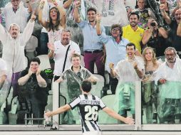 Festejo. El suizo de la Juventus, Stephan Lichtsteiner, celebra un gol con sus aficionados, tras anotarle al Parma. EFE  /