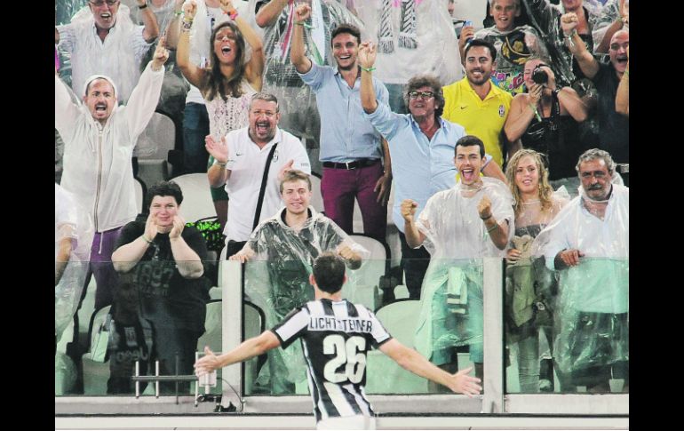 Festejo. El suizo de la Juventus, Stephan Lichtsteiner, celebra un gol con sus aficionados, tras anotarle al Parma. EFE  /