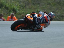 Pedrosa realizó un adelantamiento decisivo en los últimos instantes de la carrera que le permitió adjudicarse la victoria. AFP  /