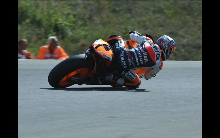 Pedrosa realizó un adelantamiento decisivo en los últimos instantes de la carrera que le permitió adjudicarse la victoria. AFP  /