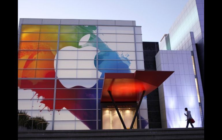 El logo de Apple en la fachada del Centro de Artes de Yerbabuena, California. AFP  /