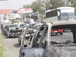 En los bloqueos de este fin de semana se incendiaron varios vehículos. ARCHIVO  /