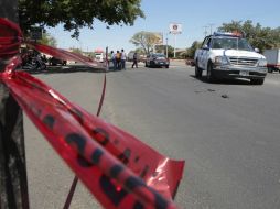 Miembros de la polícia acudieron a la autopista en donde se encontraban los cádaveres. ARCHIVO  /