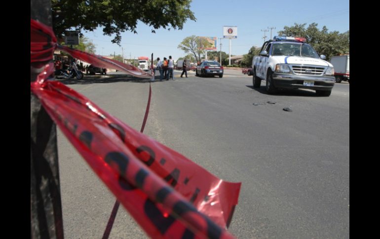 Miembros de la polícia acudieron a la autopista en donde se encontraban los cádaveres. ARCHIVO  /