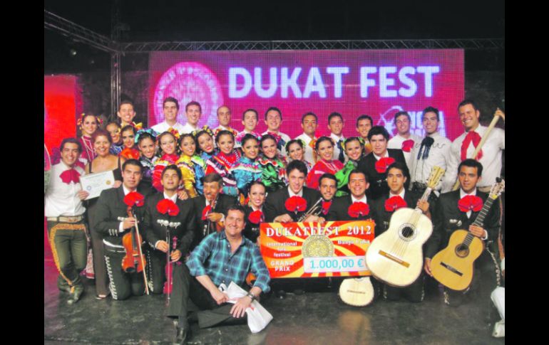 Folclor. Con la algarabía de la danza de México, el Grupo Folclórico del Campus Guadalajara obtuvo la máxima presea del Duka Fest.  /