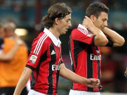 Riccardo Montolivo y Daniele Bonera del AC Milán abandonan el terreno de juego tras perder 0-1 ante la Sampdoria. EFE  /