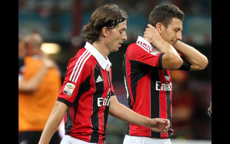 Riccardo Montolivo y Daniele Bonera del AC Milán abandonan el terreno de juego tras perder 0-1 ante la Sampdoria. EFE  /