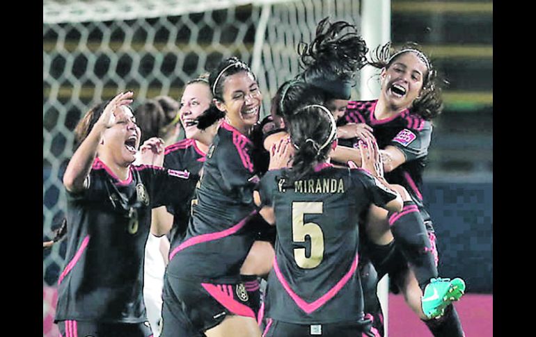 Festejo. Las integrantes del Tri femenil celebran una de sus anotaciones, ayer a Nueva Zelanda. CORTESÍA FEMEXFUT  /