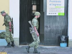 El Ejército Mexicano custodia las instalaciones donde se encuentran los cuerpos de los presuntos miembros del un cártel de la droga.NTX  /