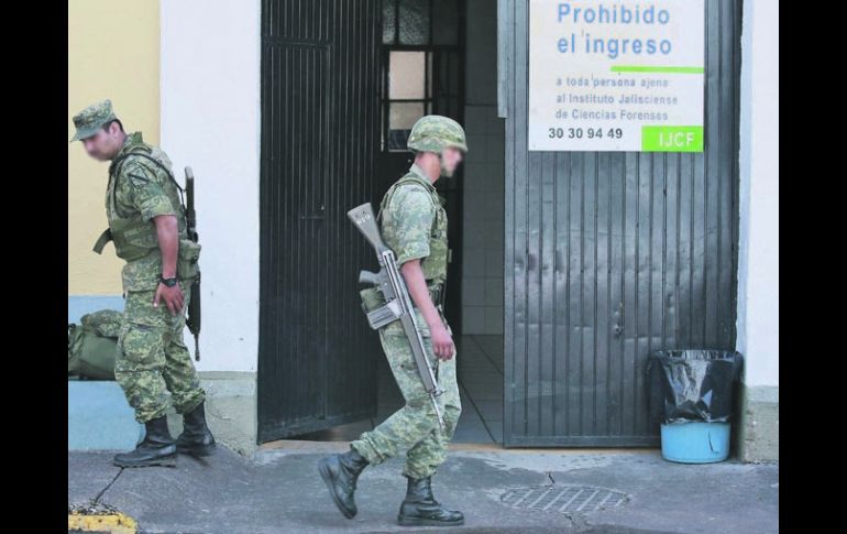 El Ejército Mexicano custodia las instalaciones donde se encuentran los cuerpos de los presuntos miembros del un cártel de la droga.NTX  /