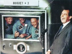 Los astronautas del Apolo 11 rien con el presidente Richard Nixon a bordo del USS Hornet, el 24 de julio de 1969. REUTERS  /