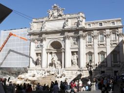 La fuente de Trevi ha sido desecada para poder proceder a las evaluaciones y labores de restauración. EFE  /