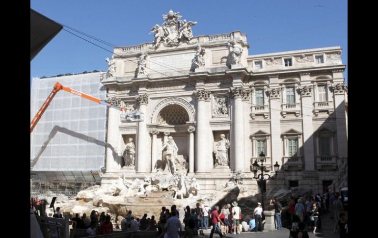 La fuente de Trevi ha sido desecada para poder proceder a las evaluaciones y labores de restauración. EFE  /