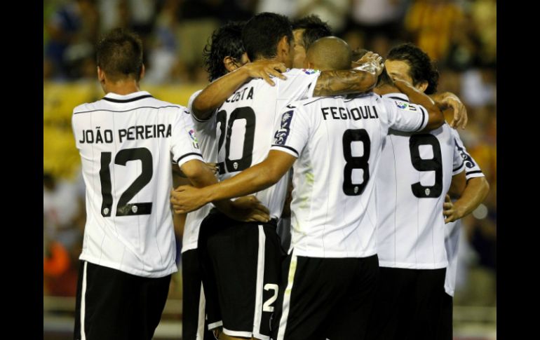 Los jugadores de Valencia celebran tras uno de los goles contra La Coruña. ARCHIVO  /