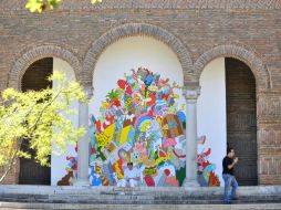 Imagen de la obra 'Hecho en Atenas'  en el exterior del pabellón griego durante la XIII edición de la Bienal de Arquitectura. EFE  /