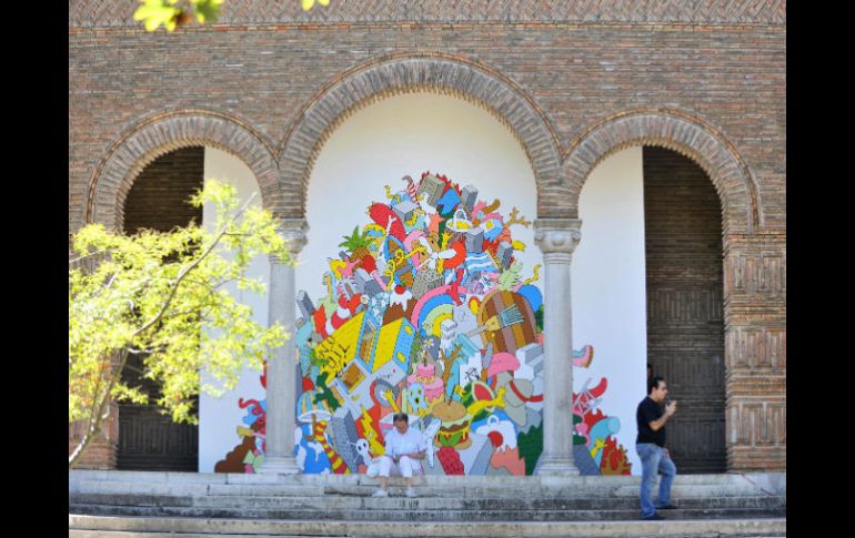 Imagen de la obra 'Hecho en Atenas'  en el exterior del pabellón griego durante la XIII edición de la Bienal de Arquitectura. EFE  /