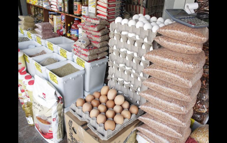 Los pequeños comerciantes buscan evitar las sanciones que aplica la Profeco por comercializar el alimento hasta en 40 pesos. ARCHIVO  /