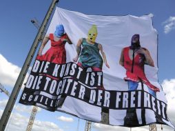 Una bandera de apoyo a las Pussy Riot ondea en Berlín con una frase de Schiller. EFE  /