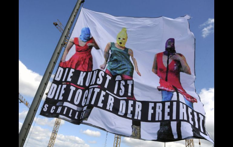 Una bandera de apoyo a las Pussy Riot ondea en Berlín con una frase de Schiller. EFE  /