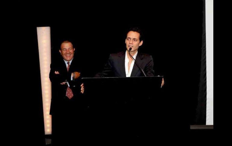 Fotografía cedida por la fundación Maestro Cares donde aparece el cantante Marc Anthony mientras habla en el evento de recaudación. EFE  /