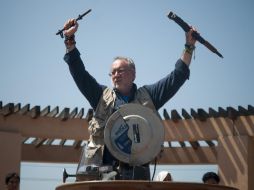 El poeta Javier Sicilia destruye un arma de asalto en su trayecto por los Estados Unidos. EFE  /