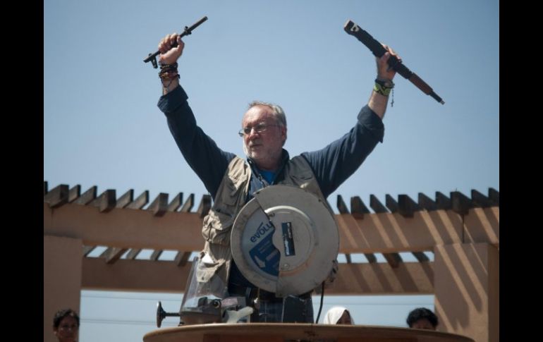 El poeta Javier Sicilia destruye un arma de asalto en su trayecto por los Estados Unidos. EFE  /