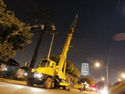 Personal del ayuntamiento tapatío retira esta noche, espectaculares en Lázaro Cárdenas al cruce con avenida Ferrocarril.  /