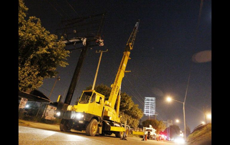 Personal del ayuntamiento tapatío retira esta noche, espectaculares en Lázaro Cárdenas al cruce con avenida Ferrocarril.  /