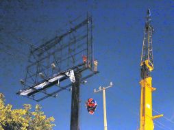 OPERATIVO NOCTURNO. El Ayuntamiento empezó a quitar los espectaculares en la avenida Lázaro Cárdenas.  /