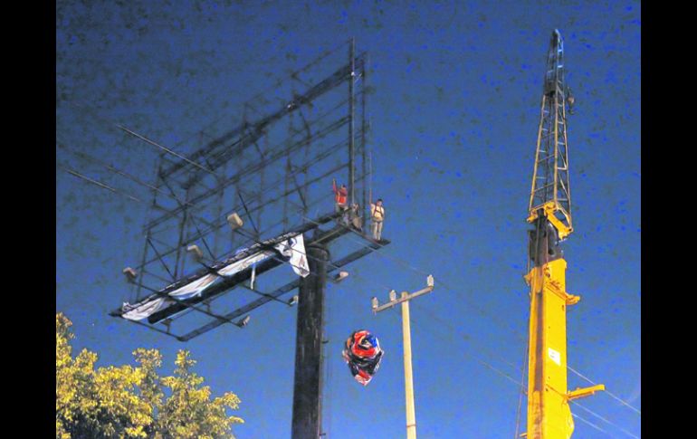 OPERATIVO NOCTURNO. El Ayuntamiento empezó a quitar los espectaculares en la avenida Lázaro Cárdenas.  /