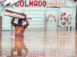 El barrio de La Barquita, en Santo Domingo, quedó con un metro de agua tras el paso de “Isaac” por República Dominicana. EFE  /