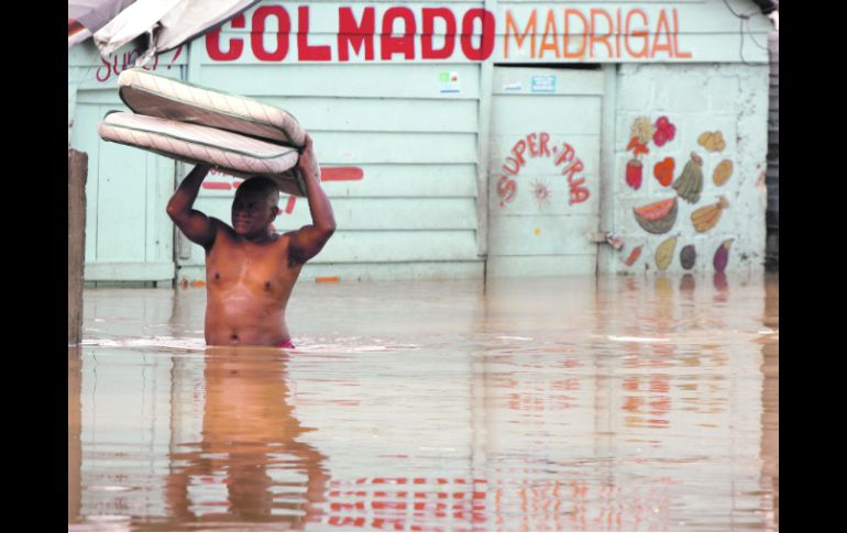 El barrio de La Barquita, en Santo Domingo, quedó con un metro de agua tras el paso de “Isaac” por República Dominicana. EFE  /