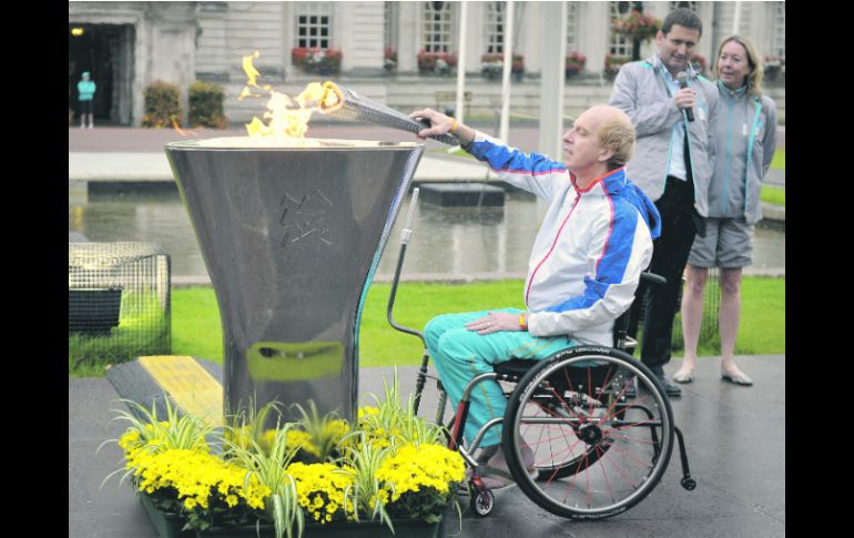 Falta poco. Simon Richardson enciende un pebetero en la alcaldía de Cardiff, Gales, a dos días de la Ceremonia de Inauguración. AP  /