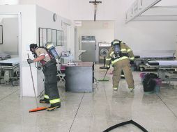 Elementos de Protección Civil y Bomberos de Tlaquepaque se encargaron de las labores de desinfección del área de urgencias  /