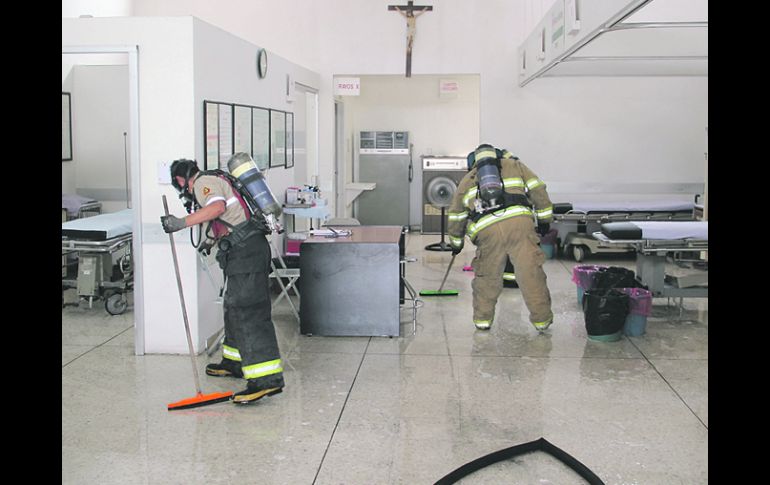 Elementos de Protección Civil y Bomberos de Tlaquepaque se encargaron de las labores de desinfección del área de urgencias  /