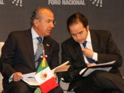 El secretario de Gobernación, Alejandro Poiré (der), acompañó al Presidente Calderón (izq) en la inauguración. NOTIMEX  /