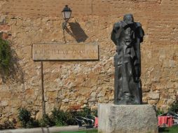 Estatua de Miguel de Unamuno frente a la que fuera su casa. ESPECIAL  /