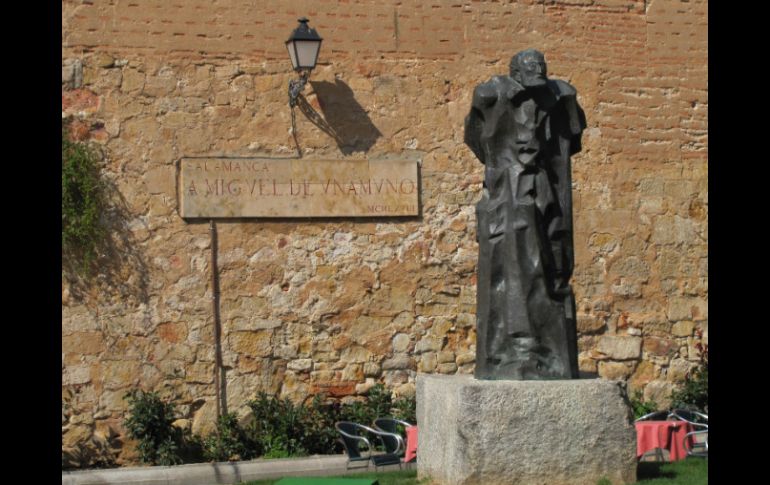 Estatua de Miguel de Unamuno frente a la que fuera su casa. ESPECIAL  /