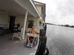 Un hombre en el puerto hace los últimos preparativos antes de la llegada del huracán. AP  /