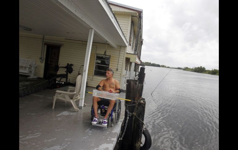 Un hombre en el puerto hace los últimos preparativos antes de la llegada del huracán. AP  /