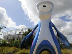 La mascota oficial de los Juegos Paralímpicos de Londres 2012 colocada enfrente del estadio Stratford. EFE  /