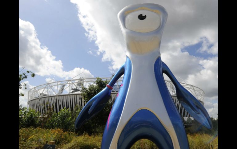 La mascota oficial de los Juegos Paralímpicos de Londres 2012 colocada enfrente del estadio Stratford. EFE  /