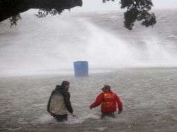 Dos hombres caminan en una calle inundada en Nueva Orléans, Luisiana. AP  /