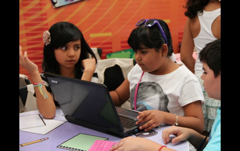 Talleres de ciencia y tecnología para niños de primaria.  /