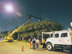 El lunes por la noche el Ayuntamiento tapatío inició el retiro de estructuras de anuncios espectaculares en la Avenida Lázaro Cárdenas  /