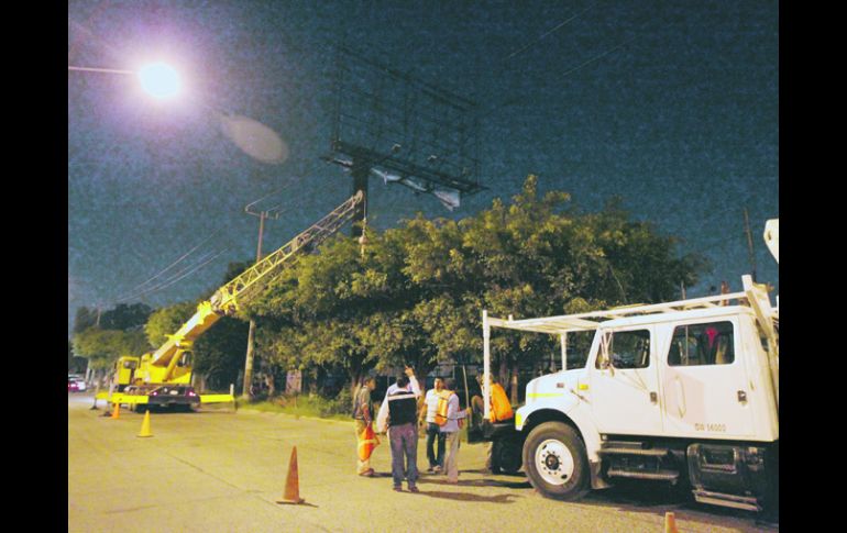 El lunes por la noche el Ayuntamiento tapatío inició el retiro de estructuras de anuncios espectaculares en la Avenida Lázaro Cárdenas  /