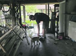 Gene Gibson, en Bay St. Louis, es uno de los 180 mil propietarios de hogares afectados al quedarse sin electricidad por “Isaac”. AFP  /